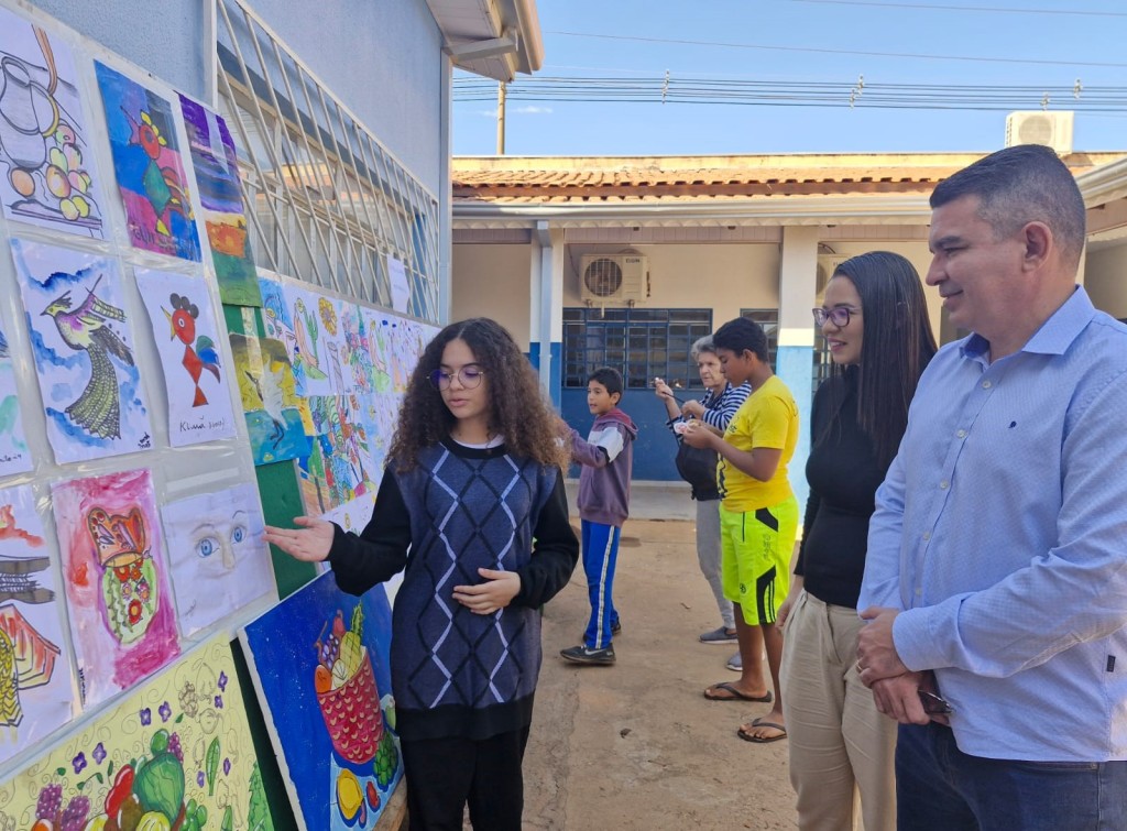 Alunos do programa Rede Cidadã participam de exposição de artes plásticas e apresentação musical
