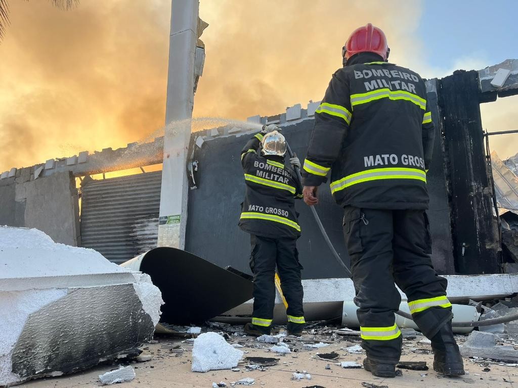 Corpo de Bombeiros controla incêndio em Shopping Popular; equipes foram acionadas 26 minutos após início