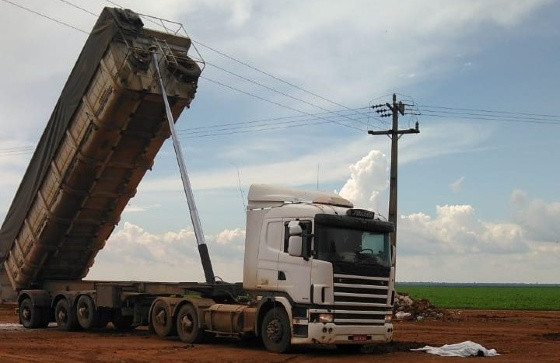 Motorista de caminhão de calcário morre eletrocutado em fazenda em Nova Mutum/MT