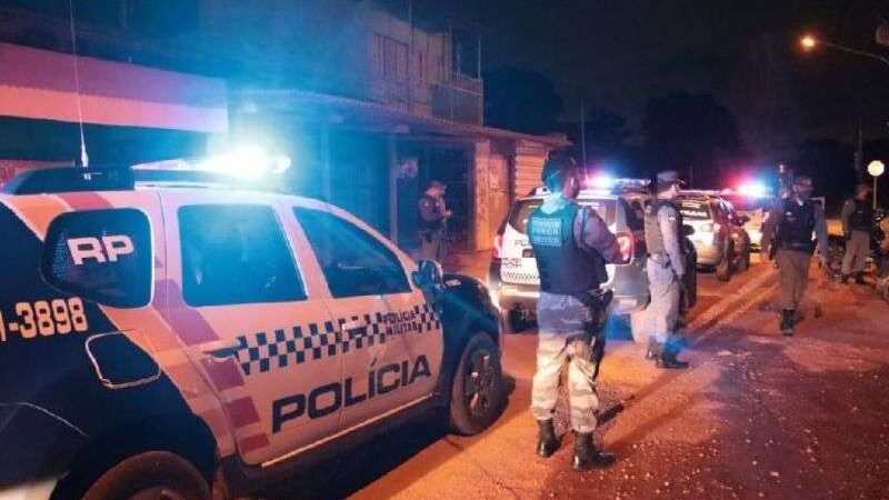 Pistoleiro chama a vítima para ser executada a tiros