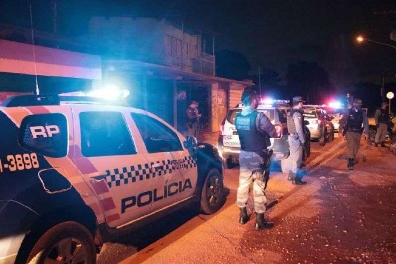 Pistoleiro chama a vítima para ser executada a tiros