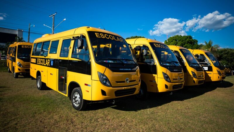 Governo de MT entrega 8 ônibus escolares e mais de 300 equipamentos tecnológicos para escolas