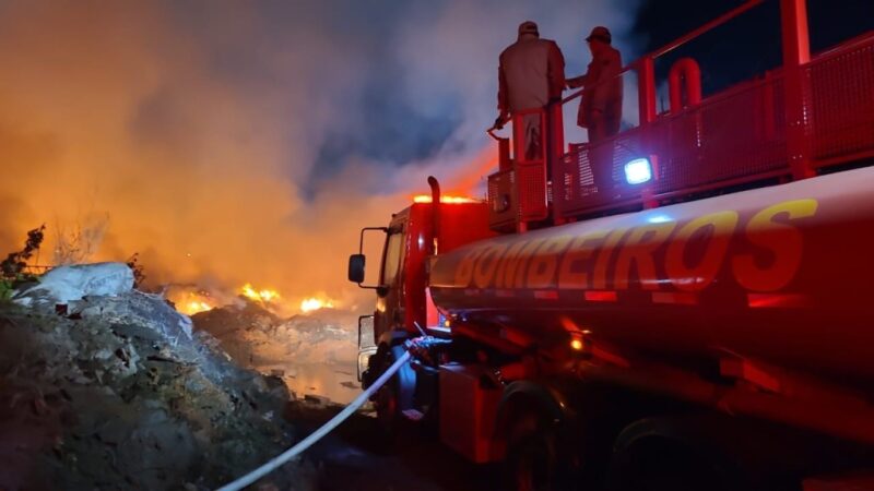 Bombeiros combatem incêndio em empresa de reciclagem no distrito industrial