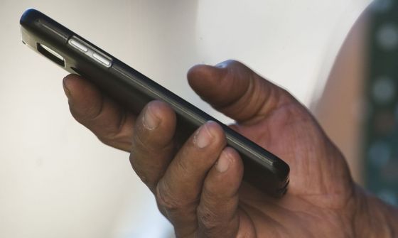 Traficante quebra celular e diz que é para policiais não verem sua mulher pelada