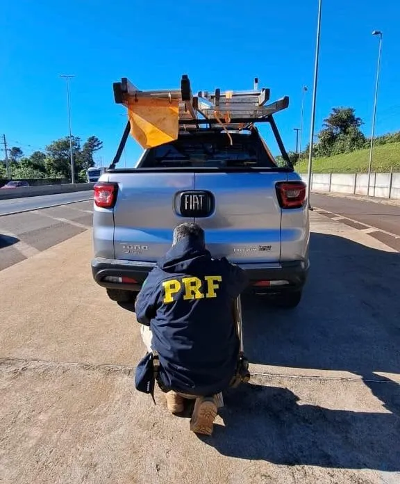 Trio vai parar em delegacia da região com carro roubado comprado na internet