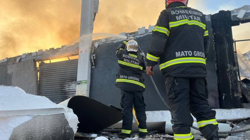 Governo se solidariza com trabalhadores do Shopping Popular; bombeiros ainda trabalham no local do incêndio