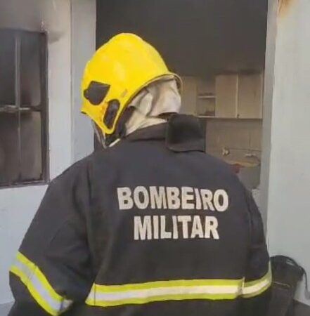 Corpo de Bombeiros combate incêndio em kitnet no centro de Sinop