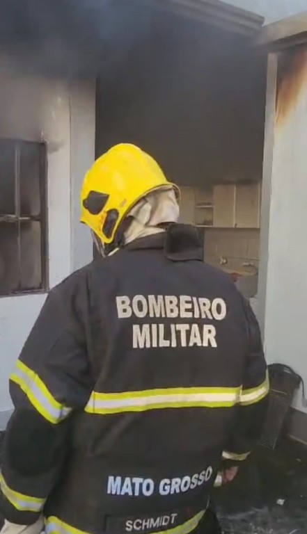 Corpo de Bombeiros combate incêndio em kitnet no centro de Sinop