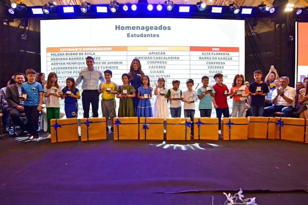 Primeira-dama de MT parabeniza alunos, professores e instituições premiadas pelo programa Alfabetiza MT