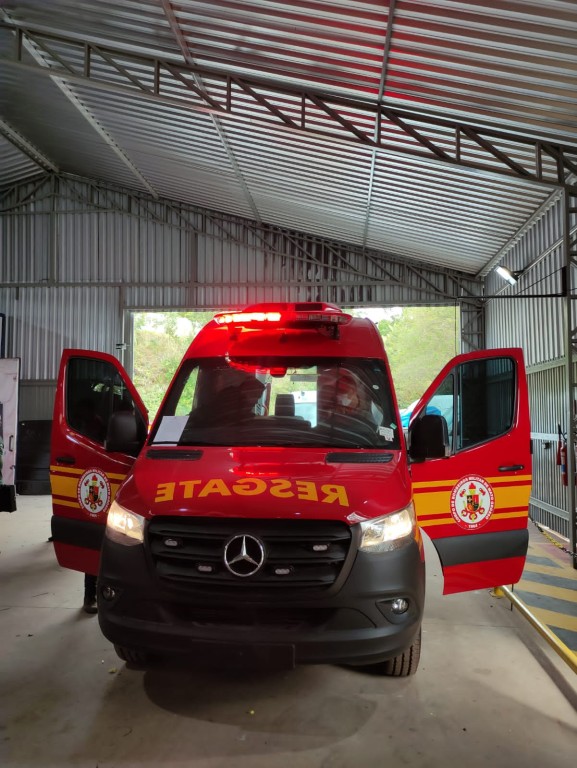 Corpo de Bombeiros Militar socorre criança de dez anos que foi atropelada por carro ao andar de bicicleta