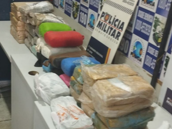 Irmãos são presos em flagrante transportando 25 tabletes de cocaína