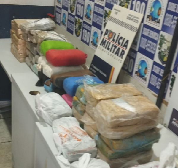 Irmãos são presos em flagrante transportando 25 tabletes de cocaína