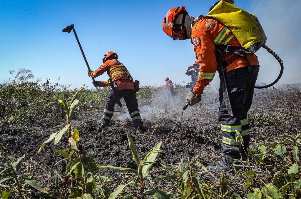 Corpo de Bombeiros extingue mais um incêndio florestal em Chapada dos Guimarães nesta segunda-feira (08)