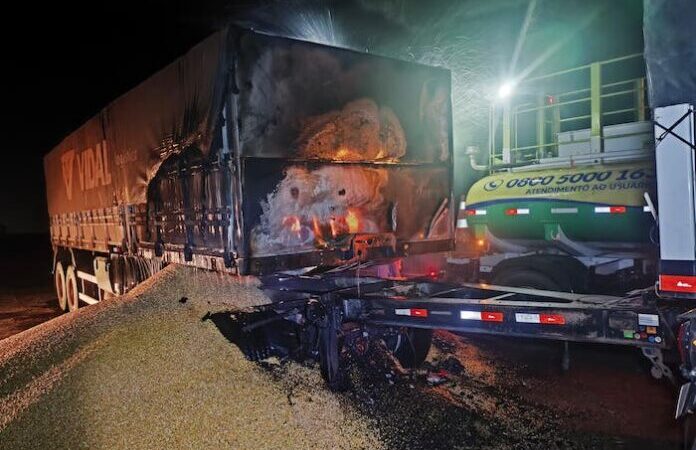 Carreta pega fogo na BR-163 em Sinop e moradores apagam