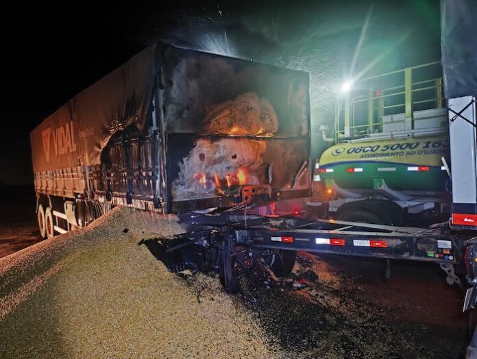 Carreta pega fogo na BR-163 em Sinop e moradores apagam