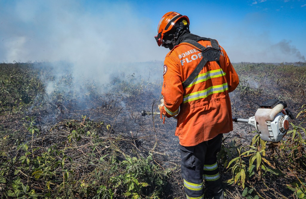 Corpo de Bombeiros continua combate ao incêndio em Porto Conceição nesta quinta-feira (18)