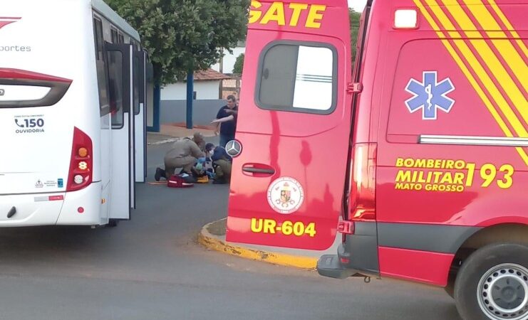 Corpo de Bombeiros socorre vítima de acidente de trânsito que ficou presa embaixo de ônibus