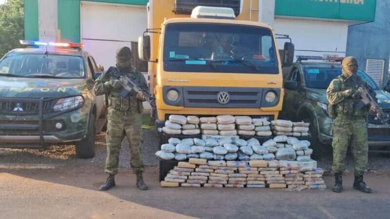 Gefron prende dois homens com 153 tabletes de skunk em caminhão de transporte de alimentos