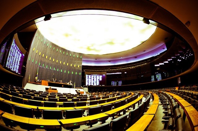 Deputados aprovam texto-base de projeto que regulamenta a reforma tributária