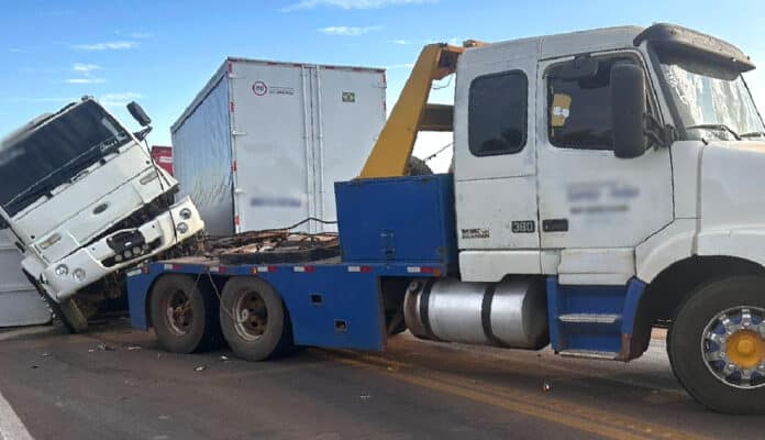 Colisão entre 3 veículos de carga deixa BR-163 interditada em Sorriso
