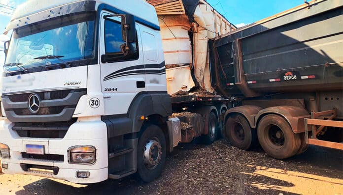 Acidente envolve três veículos de carga na BR-163 em Sinop