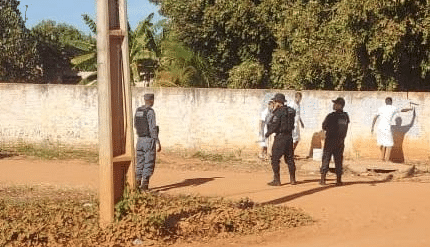 Polícia inicia projeto em MT para limpar pichações alusivas a facção usando mão de obra de reeducandos