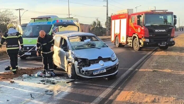 Carro tomba após colisão com outro na BR-163 em Sinop