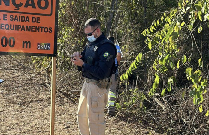 Corpo é encontrado dentro de carro em área de mata às margens da BR-163 em Nova Mutum