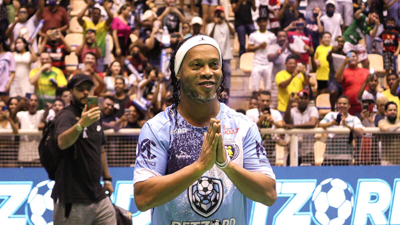 Jogo solidário entre amigos do Ronaldinho e D’Alessandro em Cuiabá será na Arena Pantanal