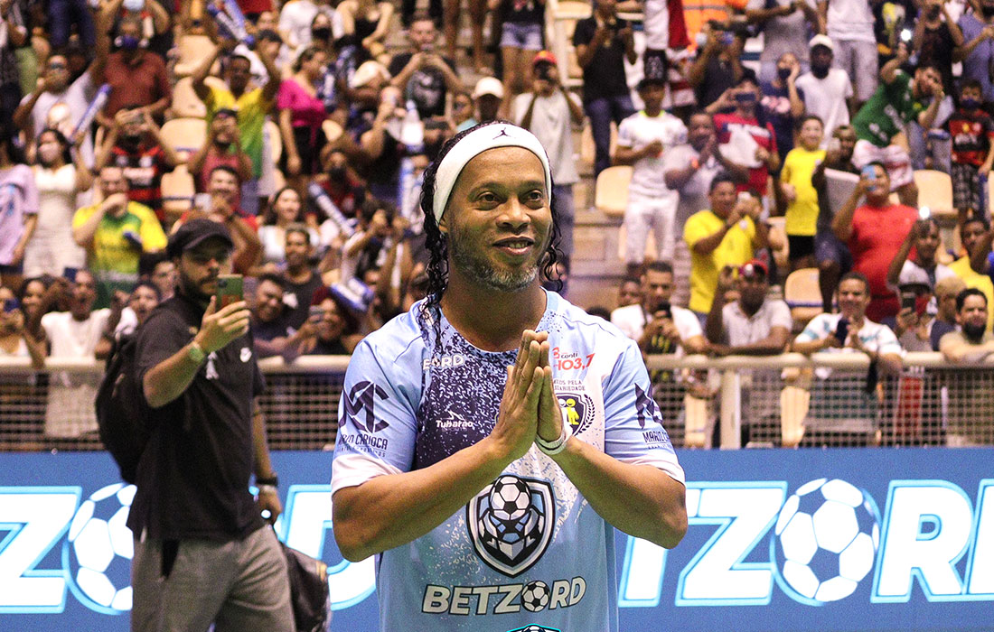 Jogo solidário entre amigos do Ronaldinho e D’Alessandro em Cuiabá será na Arena Pantanal