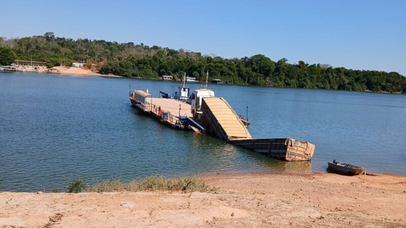 Alta Floresta: vagão de veículo de carga que transportava grãos cai de balsa no Rio Teles Pires