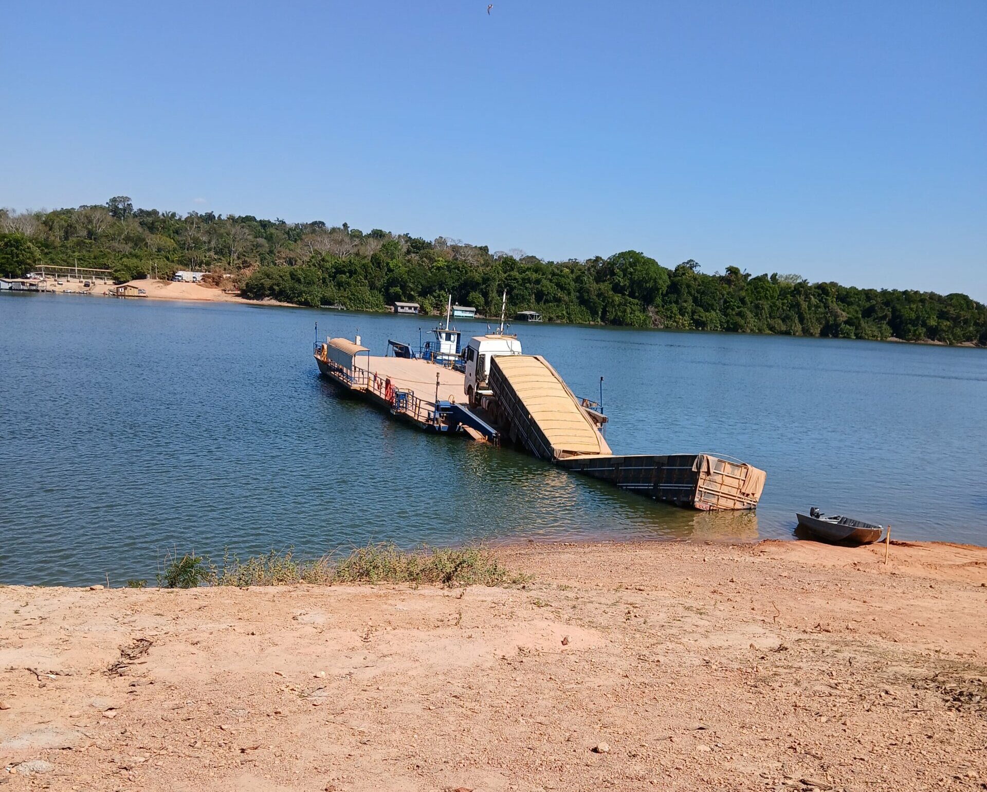 Alta Floresta: vagão de veículo de carga que transportava grãos cai de balsa no Rio Teles Pires