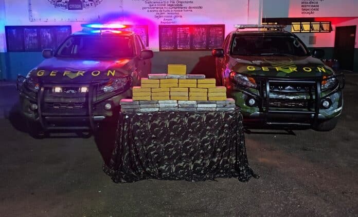 Polícia apreende 45 tabletes de cocaína no Mato Grosso; dupla foge