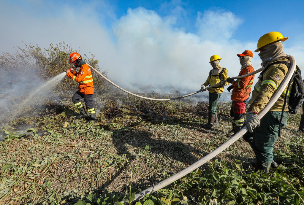 Bombeiros de MT continuam ações de combate ao incêndio em Cáceres nesta terça-feira (16)