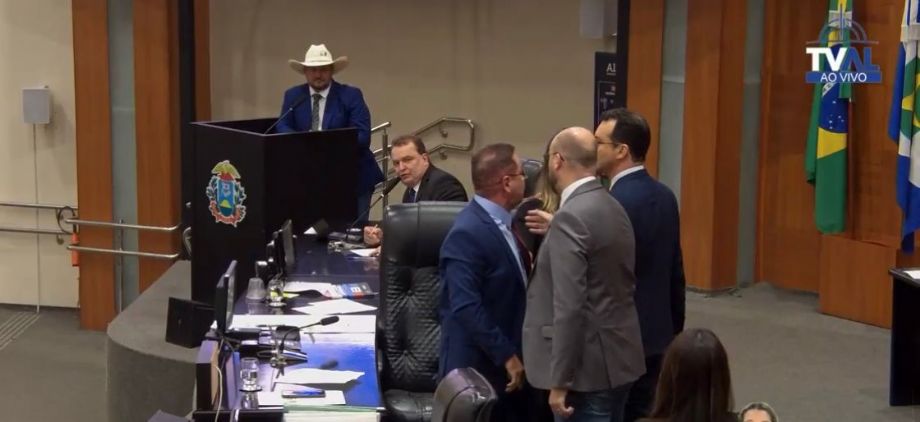 Veja o vídeo/Deputados batem boca e presidente da Assembleia da empurrão em Lúdio