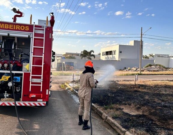 Corpo de Bombeiros combate incêndio em terreno baldio em Primavera do Leste