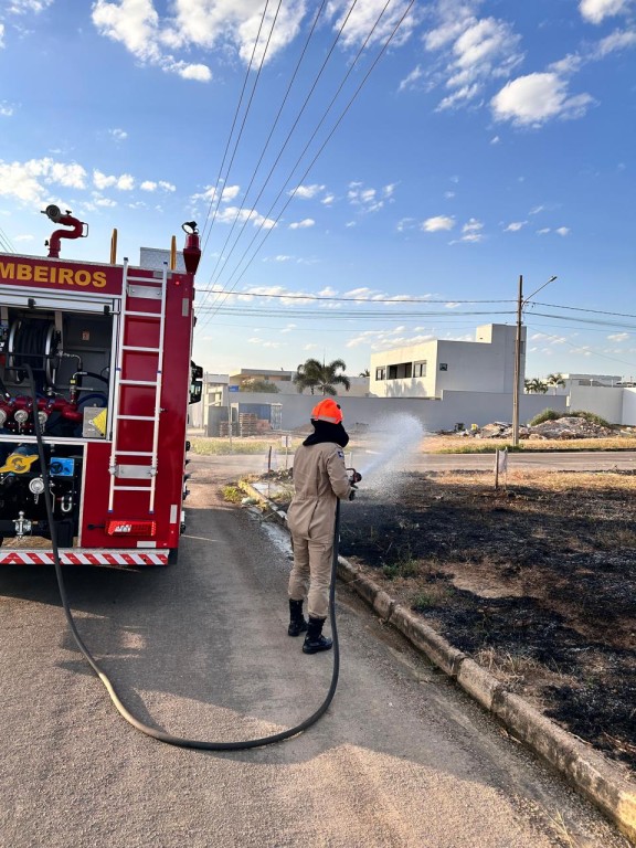 Corpo de Bombeiros combate incêndio em terreno baldio em Primavera do Leste