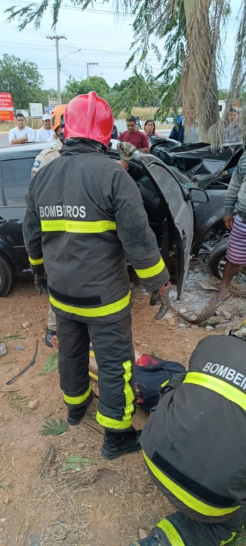 Bombeiros militares resgatam homem que ficou preso a ferragens de carro após acidente