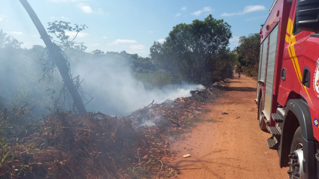 Corpo de Bombeiros combate incêndio em área de vegetação em Várzea Grande