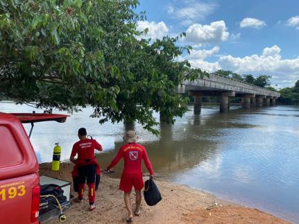 Pai e filho morrem afogados em caminhonete que caiu em rio