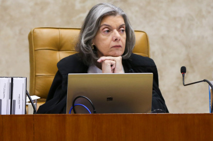 TSE tem transição fria entre Moraes e Cármen, e primeiros atos indicam mudança