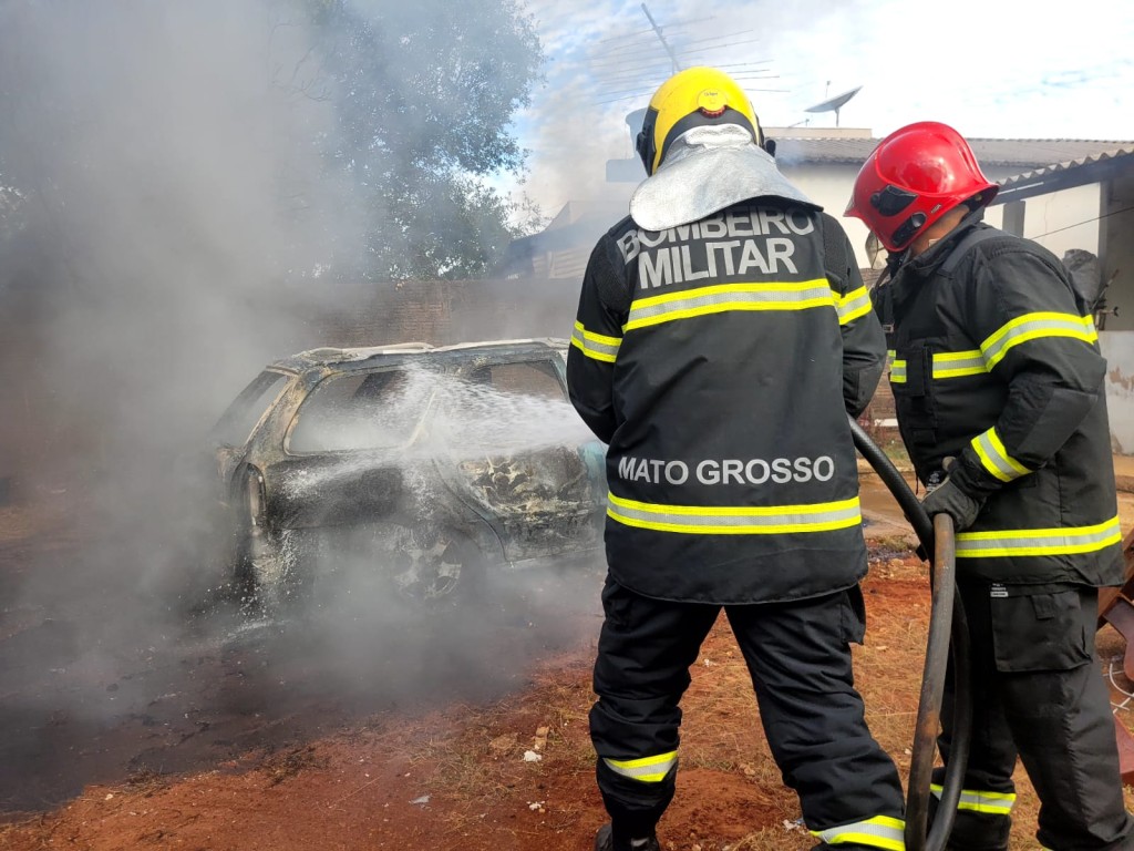 Corpo de Bombeiros Militar combate incêndio em veículo em Jaciara