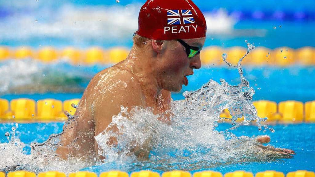 Nadador britânico testa positivo para covid-19 um dia após levar a prata em Paris-2024