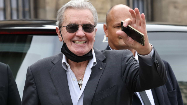 Alain Delon, que solicitou morte assistida, reaparece após meses recluso