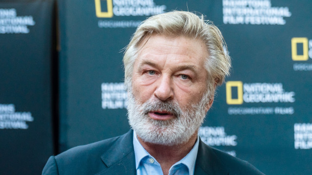 Após ter caso arquivado, Alec Baldwin quer processar xerife e promotor