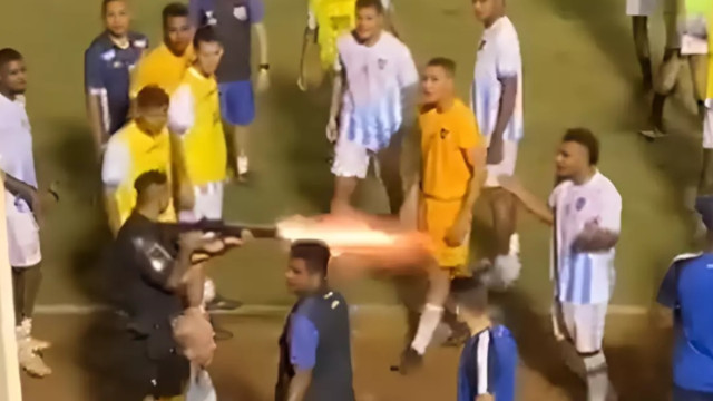 Policial atira em goleiro com bala de borracha durante confusão no Campeonato Goiano
