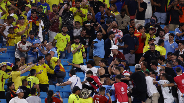 Jogadores do Uruguai trocam socos com torcedores após derrota para a Colômbia