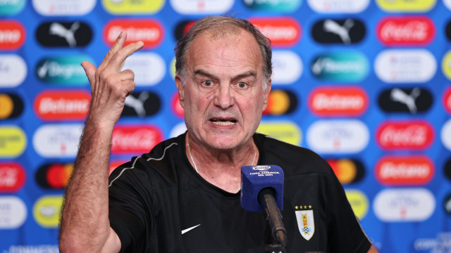Bielsa faz novas críticas à organização da Copa América e exalta atuação de Suárez pelo Uruguai