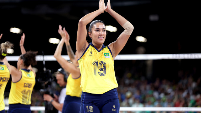 Vôlei feminino estreia com vitória tranquila em Paris