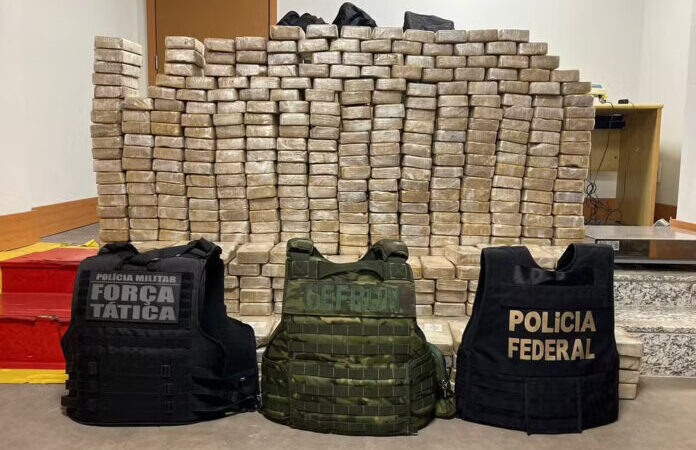 Motorista foge e polícia apreende mais de 400 kg de drogas escondidas em caminhão de MT